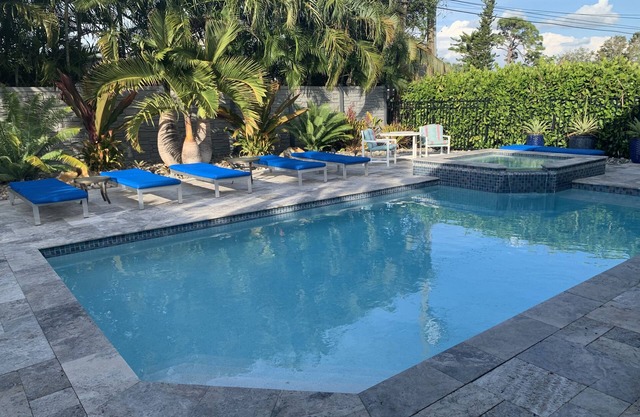 Villa de Charme :Heated Salt Water Pool & Spa, Walk to the Beach, Summer is Open
