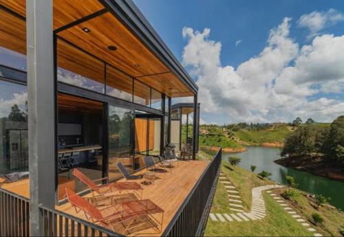 Villa de lujo frente a la represa del Peñol