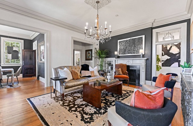 Villa Deileoni -Elegant- 3 Bed 3/bath in Old Cloverdale