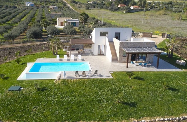 VILLA DELLA PIGNA with 4 rooms with a semi infinity pool and sea view in Scopello.