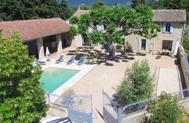 Villa des Sables is a magnificent holiday home for 10 people with a private heated swimming pool in the Vaucluse region of Provence.