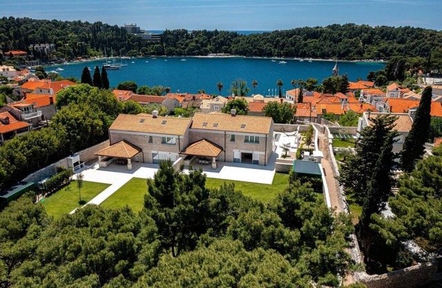Villa Dusana - Beachfront villa with pool in Dalmatia