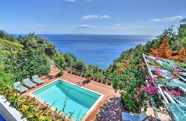 Villa Emozione: A splendid two-story villa which faces the sun and the sea, with Free WI-FI.