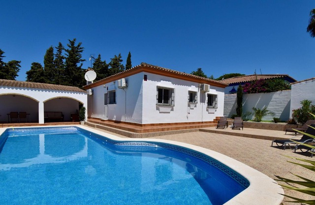 Villa with private pool and great location to explore Cádiz area