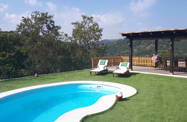 Villa Evelyn. Privacy Garden, WiFi, Nature, Relax, Birdwatching, Fully Equipment