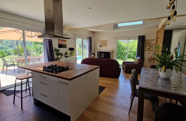 Villa facing south between Cannes and Grasse, quiet and not overlooked - 6 people