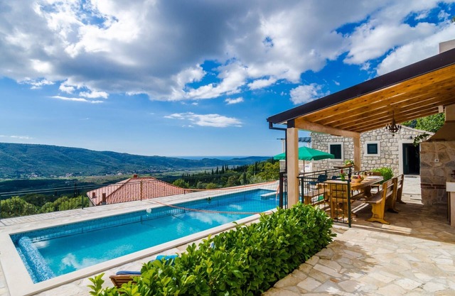 Villa Falcon Rook - Four-Bedroom Villa with Terrace and Swimming Pool