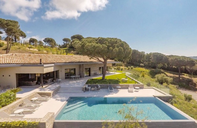 Villa Fauve Summary: