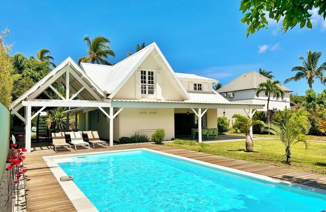 *VILLA FLEUR DE LUNE* - heated pool and lagoon