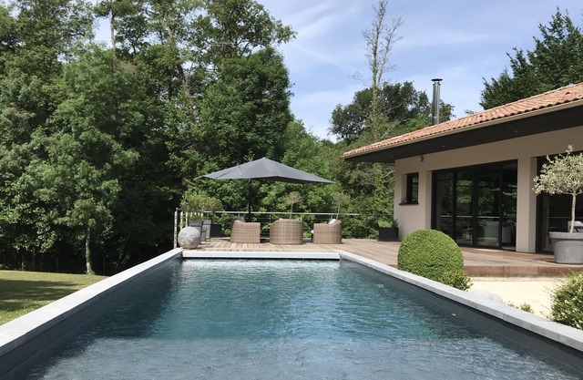 Villa for 8 people with swimming pool near Bordeaux