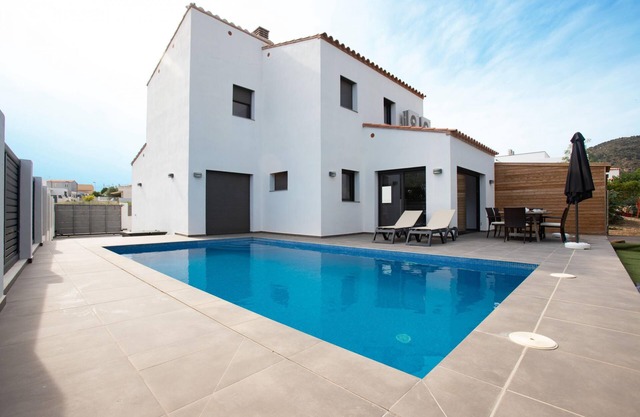 Villa for rent in Mas Busca, Roses, Costa Brava: Spacious villa with private pool, ideal for families, 3 km from Roses beach.