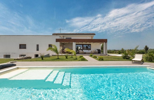 Villa Giulia Luxury Suite by BarbarHouse