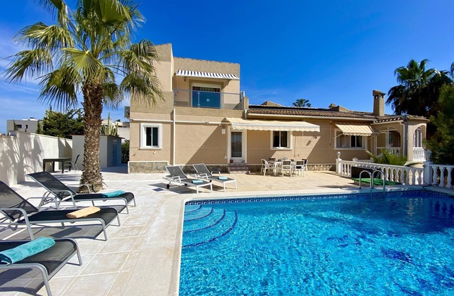 Villa happy Place - 4 Bed 4 Bath sleeps 9, Private Pool, Full Air con , WIFI