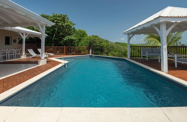VILLA HOLIDAYS with Pool and sea view, perfect for groups
