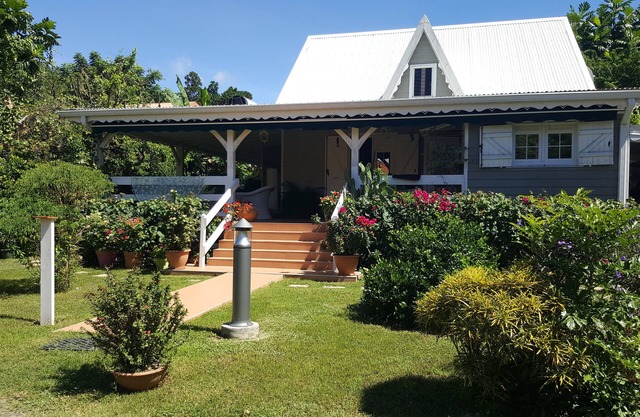 VILLA IN A GARDEN OF GREENERY, IN THE PEACE BETWEEN SEA AND MOUNTAIN