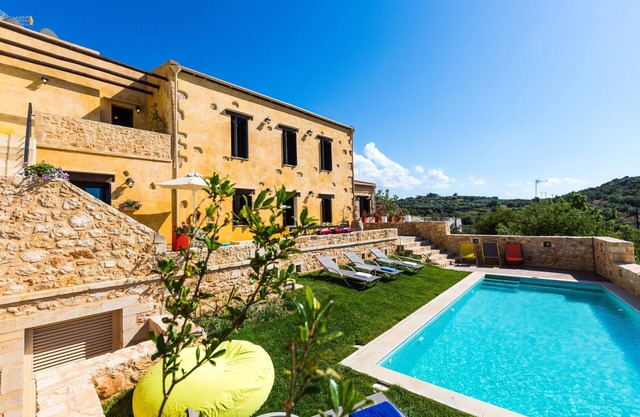 Villa in Crete with pool, patio, BBQ and cozy ambience!