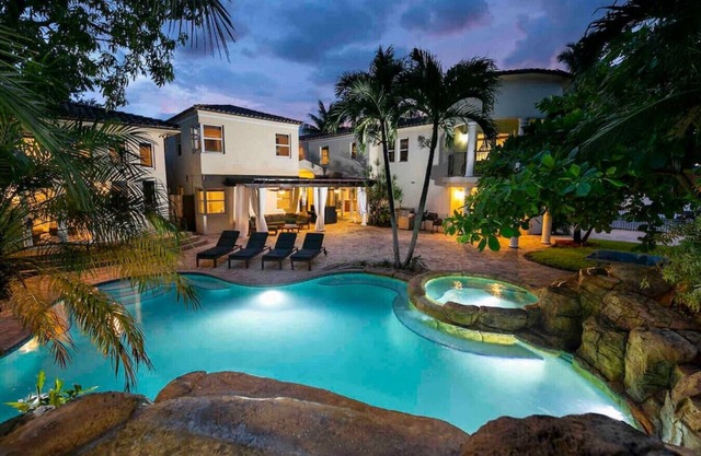 Villa in Miami, Movie theater, Pool, & Jacuzzi !