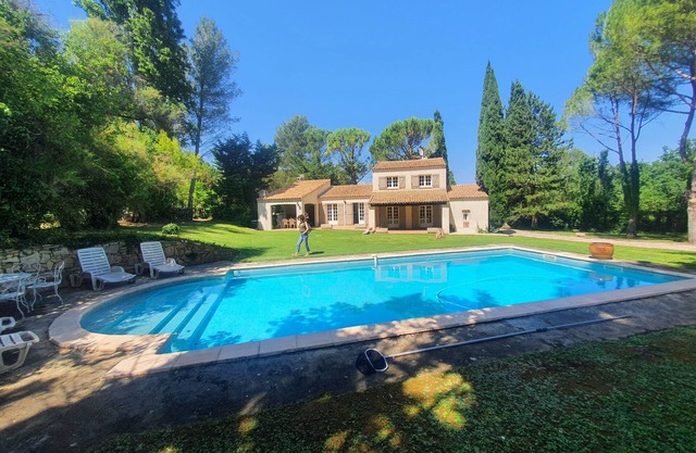 Villa in Provence, large swimming pool, 4000m² garden, quiet location, 25min from the sea.