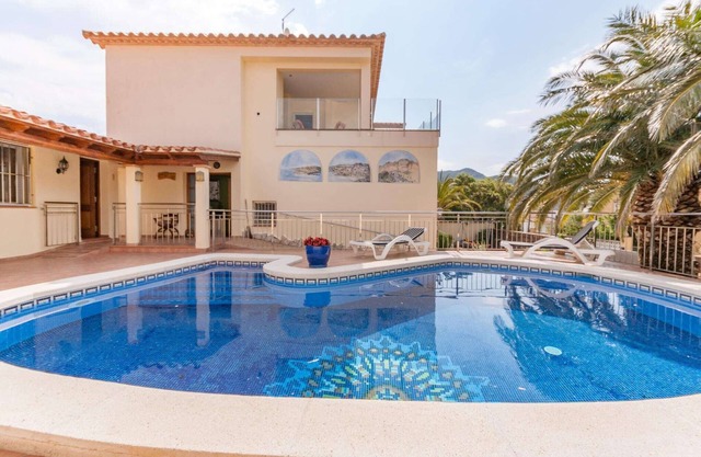 Villa in Roses with Pool near the Sea