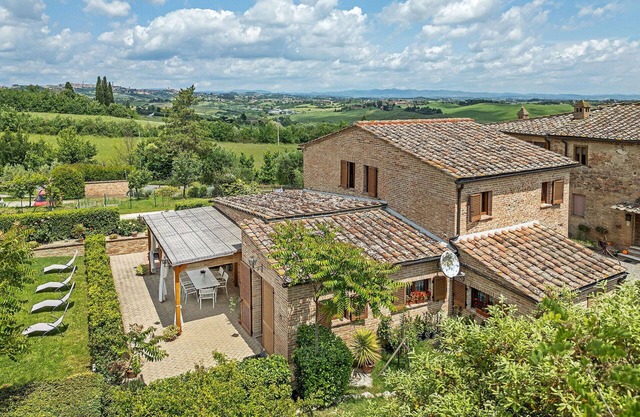 Villa in Siena with 4 bedrooms sleeps 8
