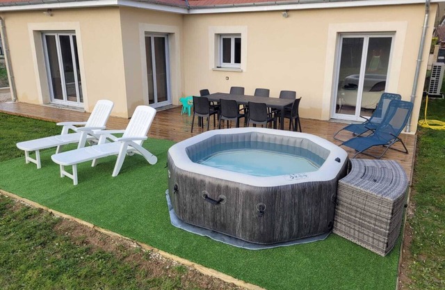 Villa in the countryside, 1 h from Paris, beautiful walks along the Yonne.