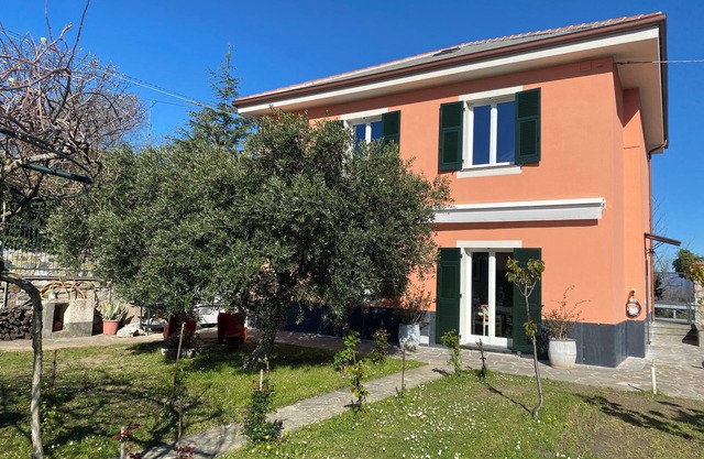 Villa in the Green in the hills in Lavagna - 3 Bedrooms, Garden and Private Parking