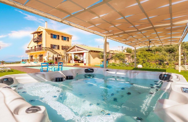 Villa Irida - Holiday home with pool 400 meters from Agios Spyridon beach in Corfu