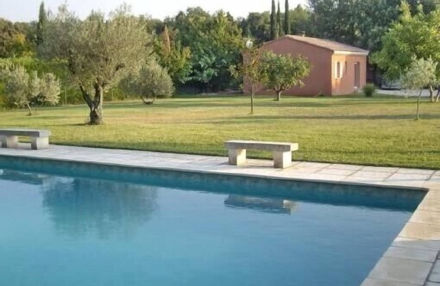 Villa Isle on the quiet Sorgue with pool