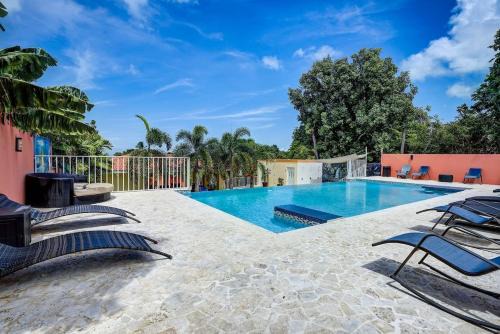 Villa Jardin - Infinity Pool and Backyard Oasis