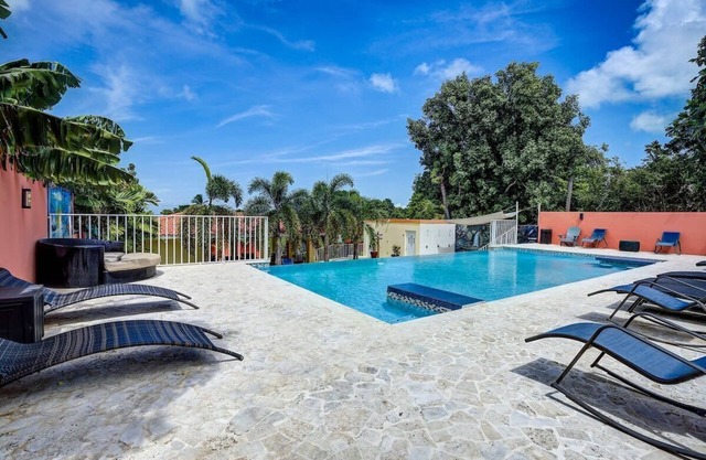 Villa Jardin - Infinity Pool and Backyard Oasis