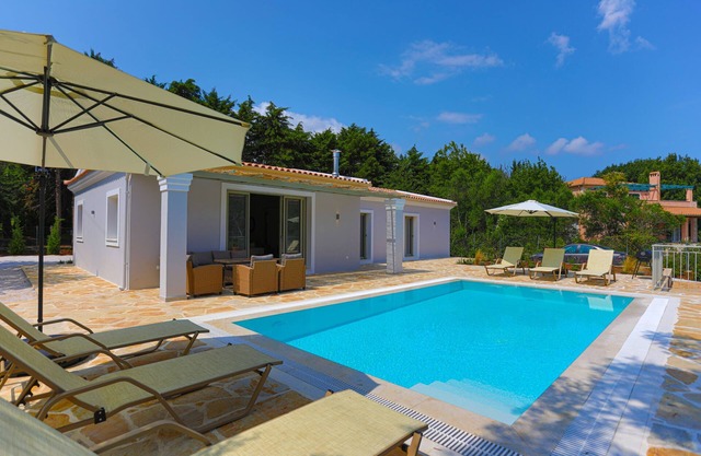 Villa Jupeter: Brand new, private pool, walk to sea, WiFi, A/C