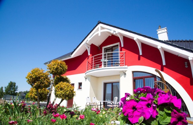 Villa Kamila, 3 apartments, 1 guest room, Baltic Sea, lake view, barbecue, garden, fishing