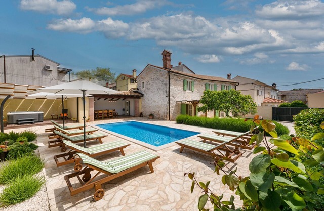 Villa Katja near Pula with whirlpool only 3 km from the beach