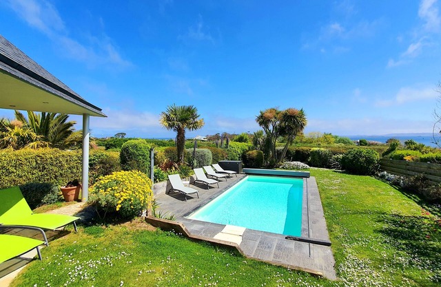 Villa Kergaro, Sea view, sleeps 10, heated pool
