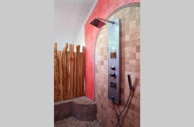 Villa Kiwi. Huge Pool, Steps To Town n Beach. 6 plus BRM 7.5 BTH 3 KCN