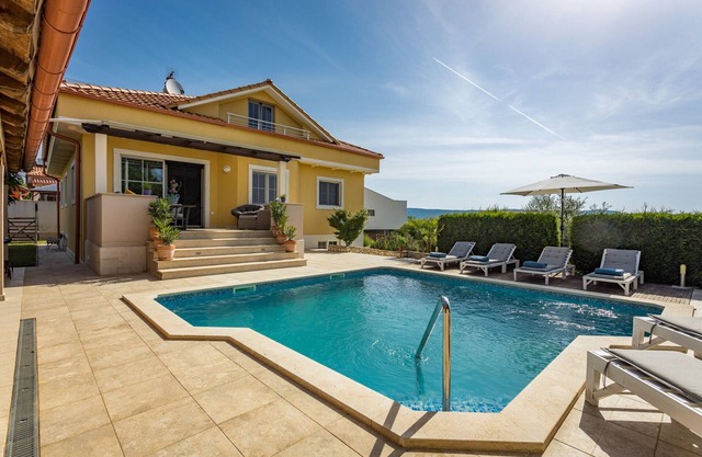 Villa Krase kids friendly for 10 persons near Rakalj with sauna - fitness & playground