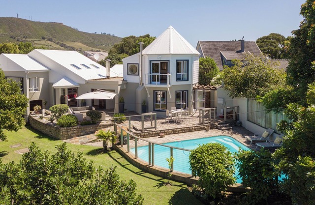 Villa Leisure, Leisure Isle, steps from Knysna Lagoon. Private pool, sleeps 6 nn