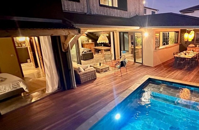 Villa Les Songes Bleus Grandbois, its spa, swimming pool and view of the Indian Ocean