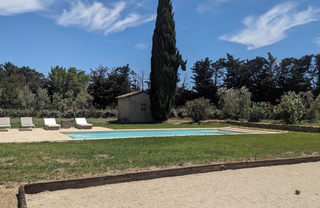 Villa Lou Cabanoun in Eygalières with view of the Alpilles mountains