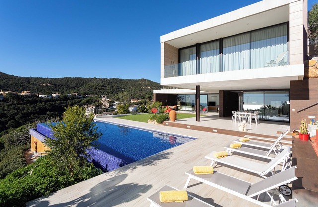 Villa 'Lucía' with Sea View, Pool, Wi-Fi and Air Conditioning