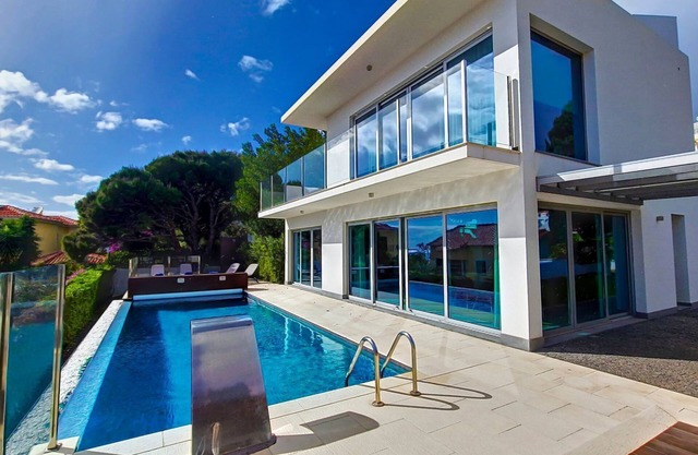 Villa Madeira by LovelyStay