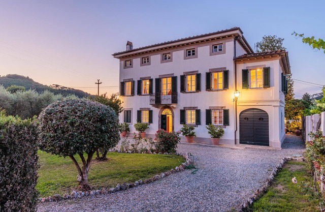 Villa Magnolie, a 5 bedrooms Traditional Villa in Lucca with Private Garden in the Hamlet of Vorno