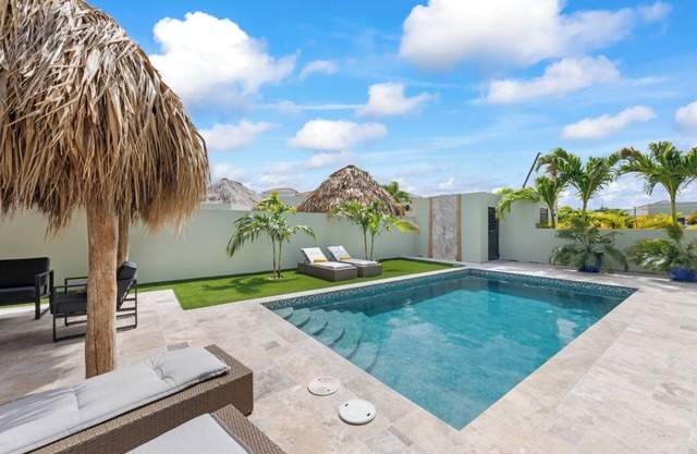 Villa Mambo Paradise, Mambo Beach