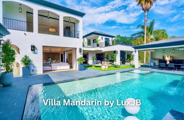 Villa Mandarin by LuxJB 🏆 Gated Beverly Hills Mansion Steps from Rodeo Drive