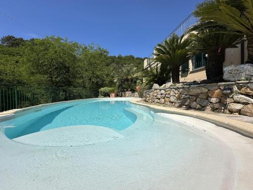 Villa Mareluna Stylish Waterfront Villa with Pool Near Sandy Beaches