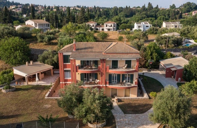 Villa Mari Anna is offers a garden, barbecue facilities, swimming pool, terrace
