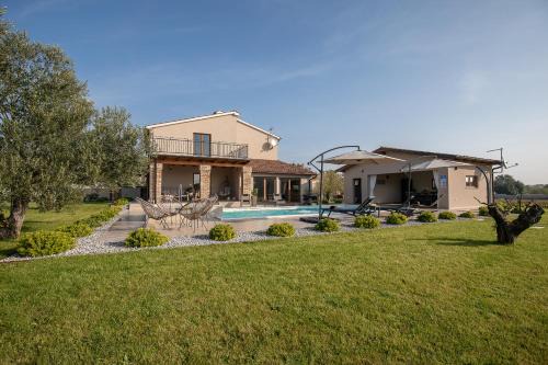 Villa Mattuzzi in Central Istria with large garden, kids playground and whirlpool