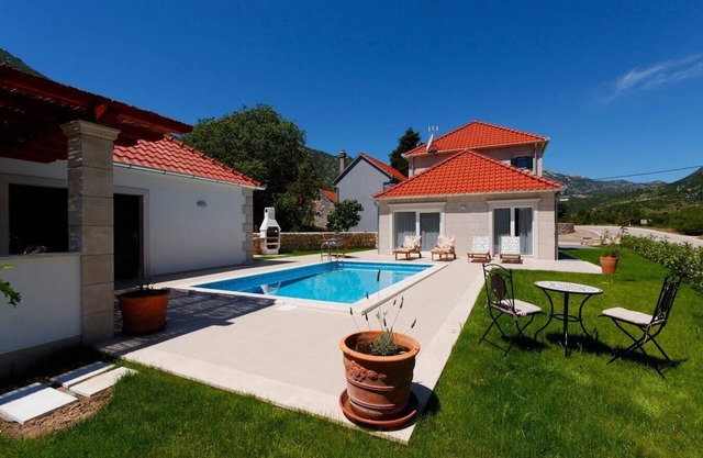 Villa Mirma - Countryside villa with private heated pool