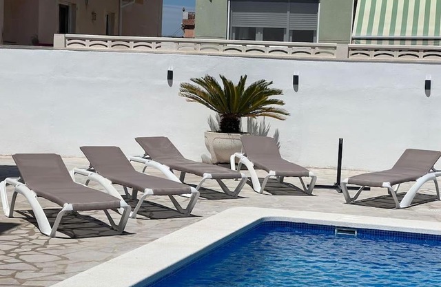 Villa mit Pool - Strandnah - Platz für Großfamilie