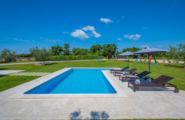 Villa mit Schwimmbad, Garten und Kinderspielplatz